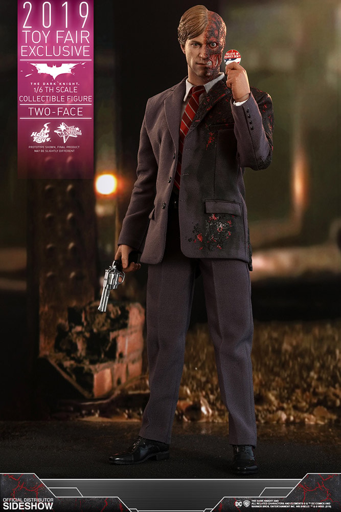 Harvey Dent / Two-Face Hot Toys sixth scale figure